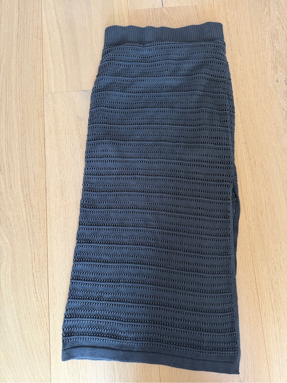 Evereve Black Midi Ribbed Knit Skirt